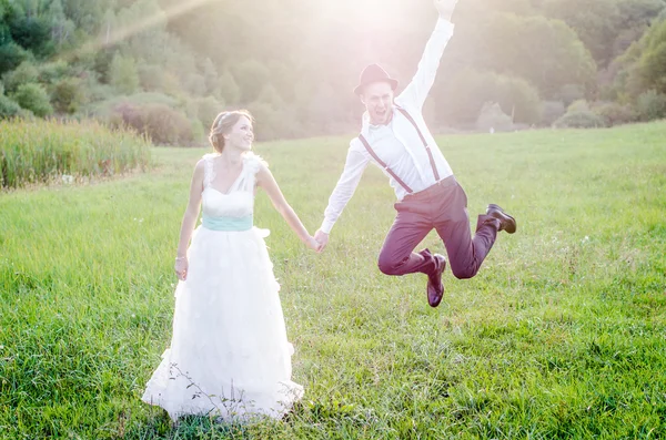 Cuopla feliz en sesión electrónica — Foto de Stock