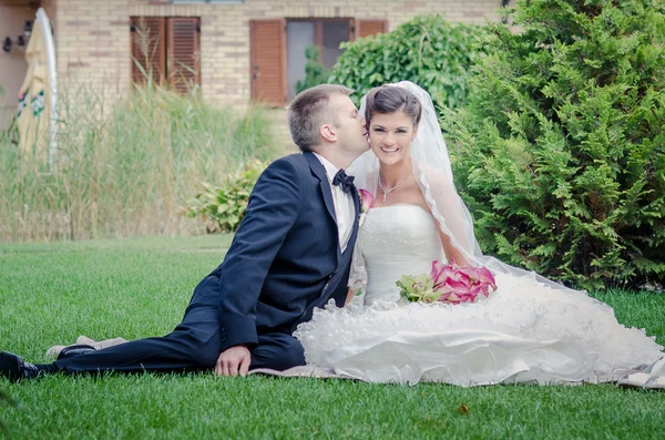 Весільний знімок нареченого і нареченого в парку — стокове фото