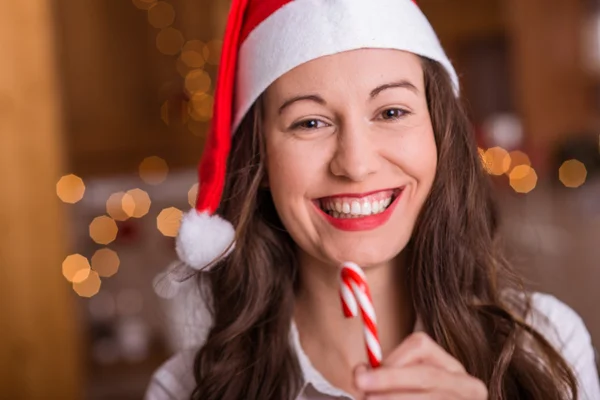 Jonge vrouw en snoep — Stockfoto