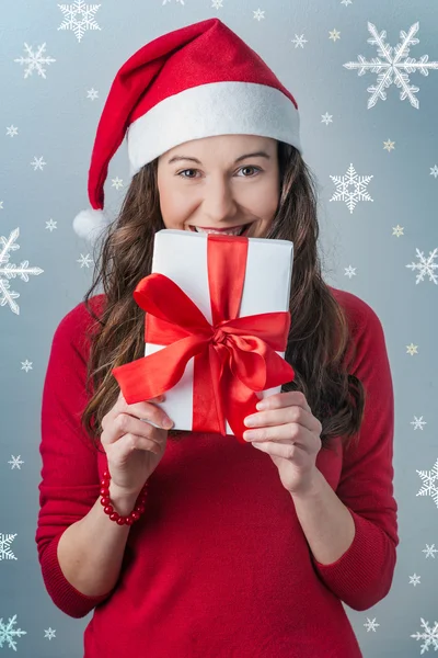 Mulher de Natal segurando presentes usando chapéu de Santa — Fotografia de Stock