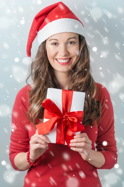 Mulher de Natal segurando presentes usando chapéu de Santa — Fotografia de Stock