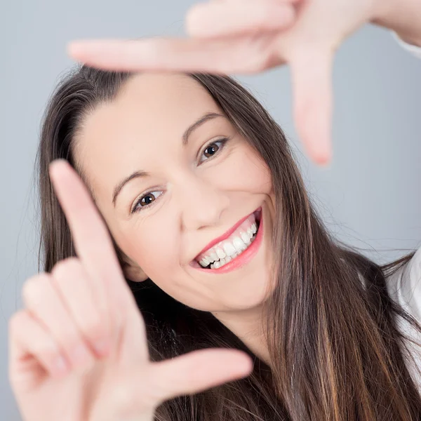 Mignon jeune femme faisant cadre de la main — Photo