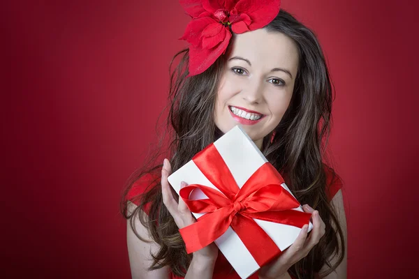 Young woman holding Gift box — Stock Photo, Image