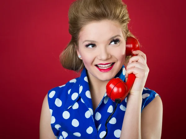 Dame chatten op de telefoon — Stockfoto