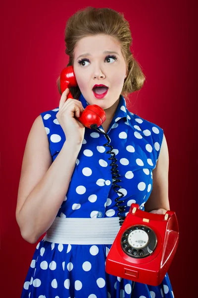 Dame plaudert am Telefon — Stockfoto