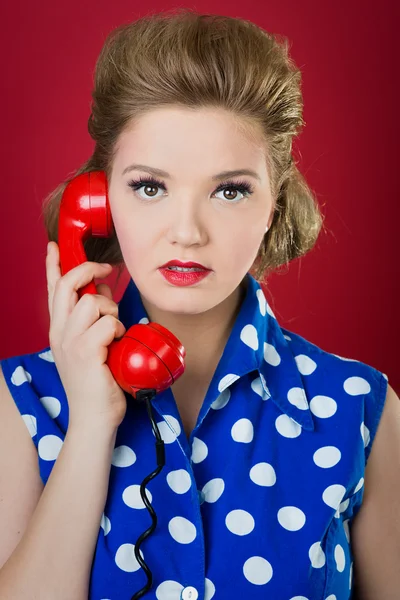 Senhora conversando ao telefone — Fotografia de Stock