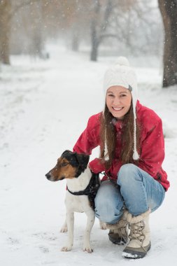 genç kadın portre ile köpek.