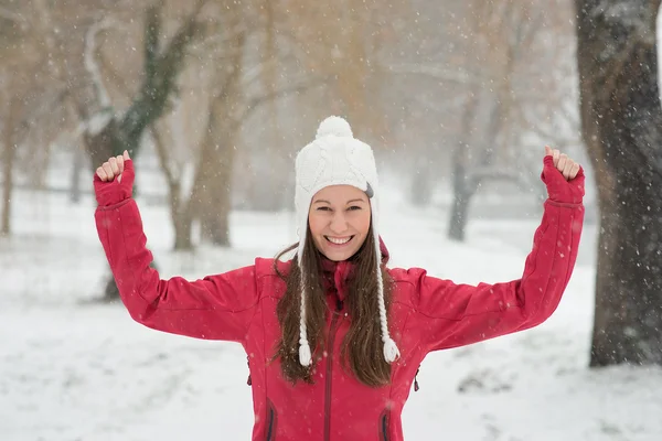 Gelukkig jong meisje in de sneeuw — Stockfoto