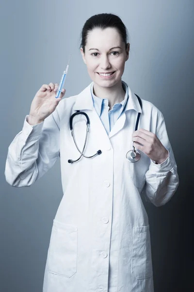 Ärztin bereitet Spritze vor — Stockfoto