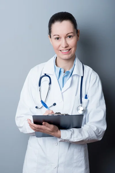 Vrouw arts bij het ziekenhuis — Stockfoto
