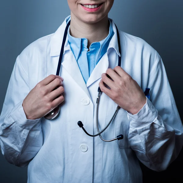 Médica mulher segurando estetoscópio — Fotografia de Stock