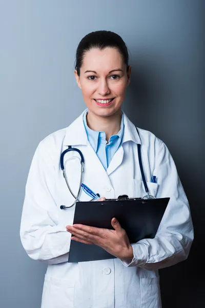 Femme médecin à l'hôpital — Photo