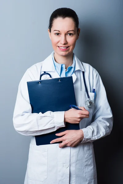Kvinna läkare vid sjukhuset — Stockfoto