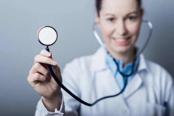 Médica mulher segurando estetoscópio — Fotografia de Stock