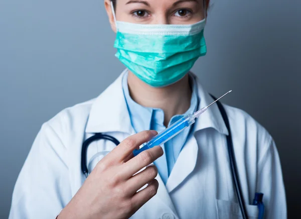 Médecin féminin préparant la seringue — Photo