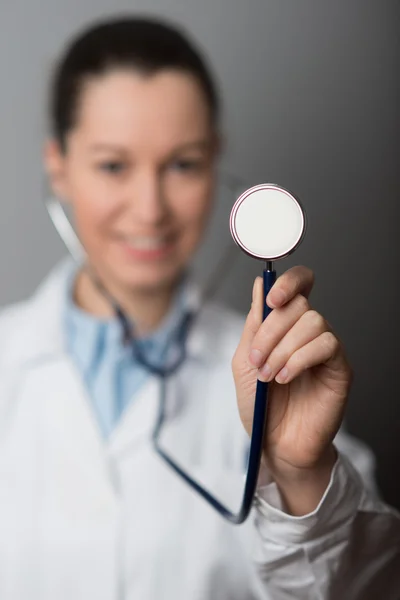 Médica mulher segurando estetoscópio — Fotografia de Stock