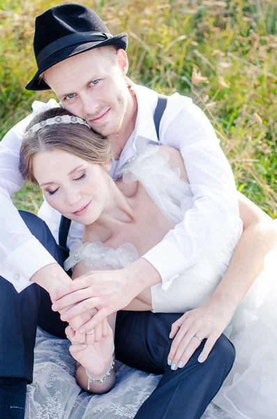 Junges Hochzeitspaar — Stockfoto