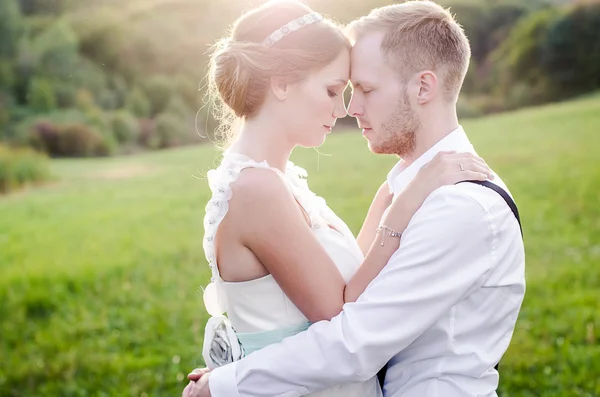 Jovem casal de casamento — Fotografia de Stock