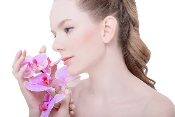 Hermosa chica con flores de orquídea . — Foto de Stock