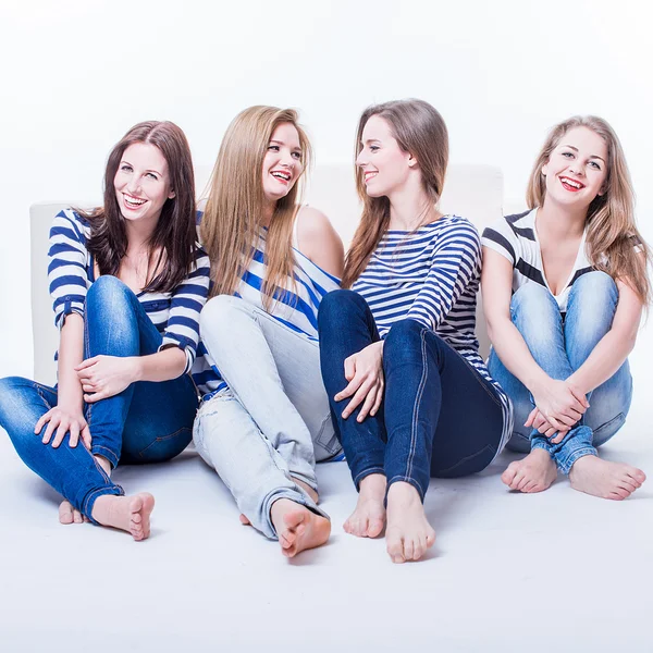 Grupp av fyra vackra unga glada kvinnor — Stockfoto