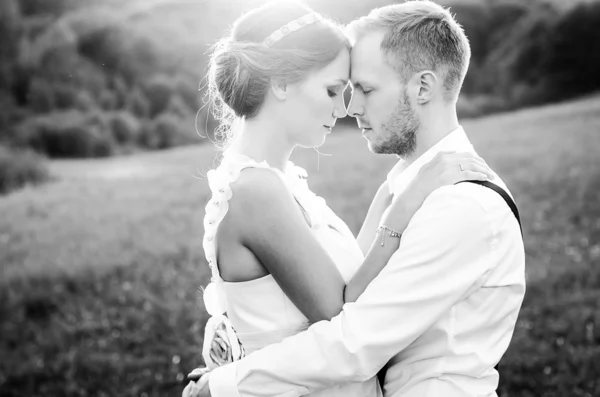 Momento de casamento emocional. Noiva e noivo abraçar . — Fotografia de Stock