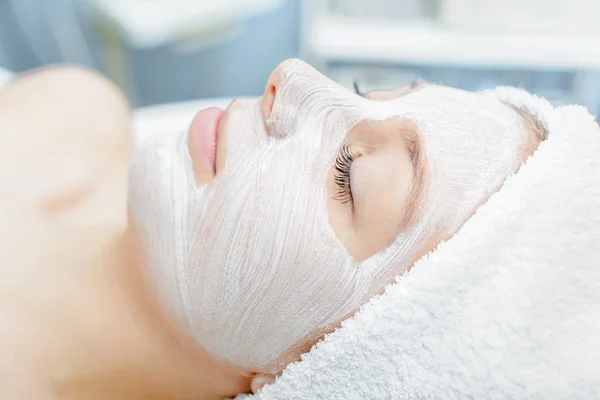 Mujer teniendo máscara facial en el salón de belleza — Foto de Stock