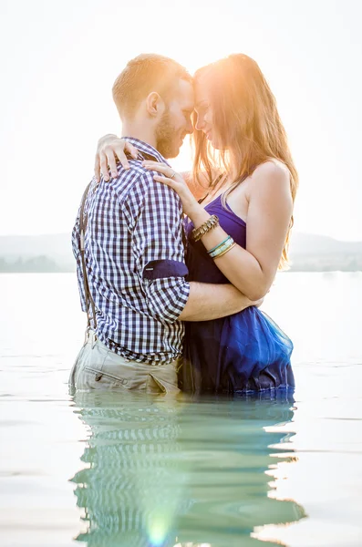 Atraente jovem casal beijando — Fotografia de Stock