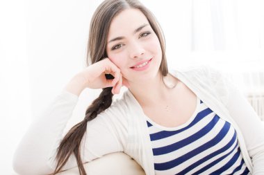 rahatlatıcı ve ev gülümseyen genç kadın