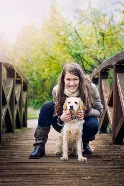 Ung kvinna med hund — Stockfoto