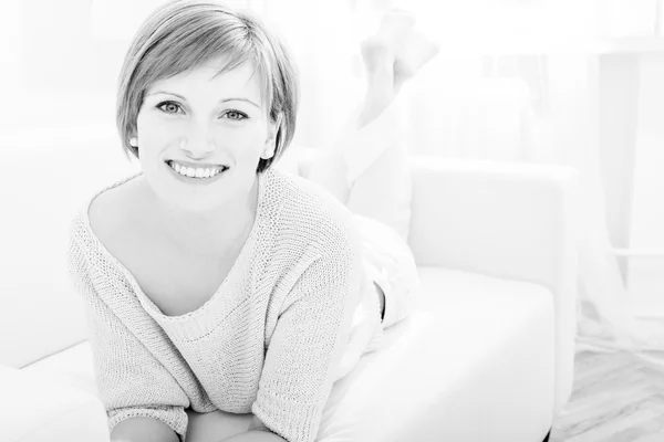 Jeune femme couchée sur le canapé — Photo