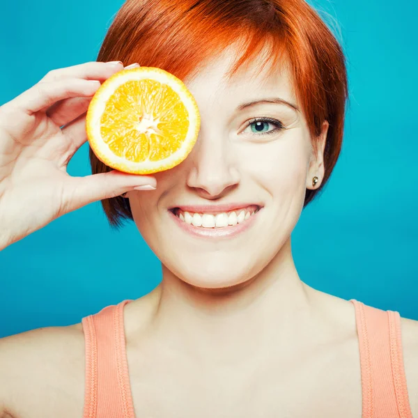 Gezonde levensstijl vrouw houdt oranje — Stockfoto