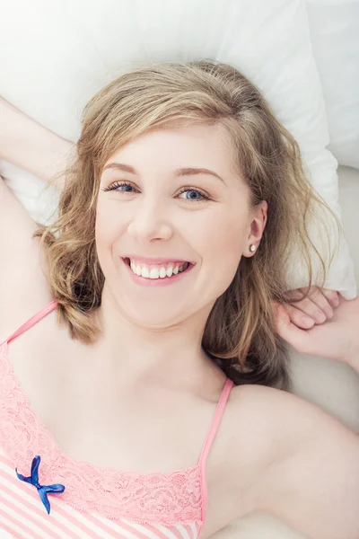 Hermosa mujer acostada en la cama — Foto de Stock