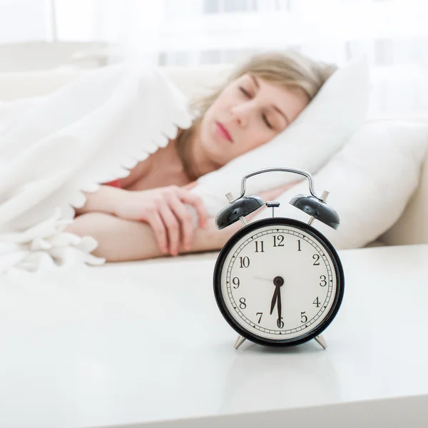 Alarm klok op nachtkastje — Stockfoto