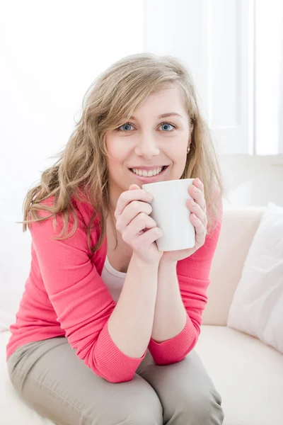 Linda joven con una taza de café — Foto de Stock