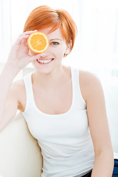 Vacker flicka med saftig apelsin — Stockfoto