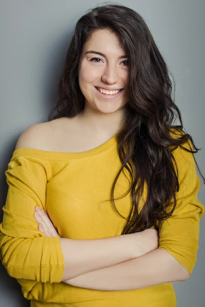 Elegante joven mujer caucásica — Foto de Stock