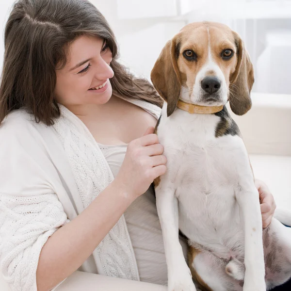 Młoda kobieta z jej ładny pies gończy — Zdjęcie stockowe