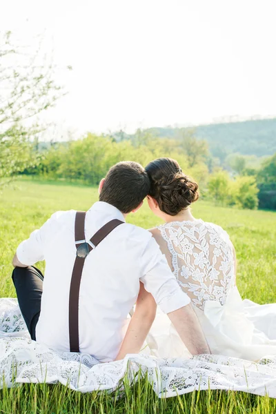 結婚式の日に新郎新婦が — ストック写真