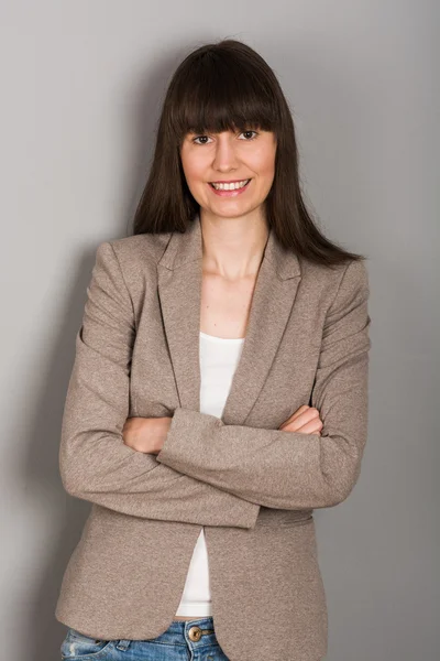 Hinreißende junge Frau lächelt selbstbewusst — Stockfoto