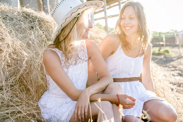 Two young women having fun on vacation — Stock Photo, Image