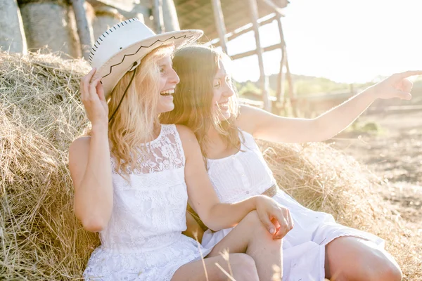 Twee jonge vrouwen plezier op vakantie — Stockfoto