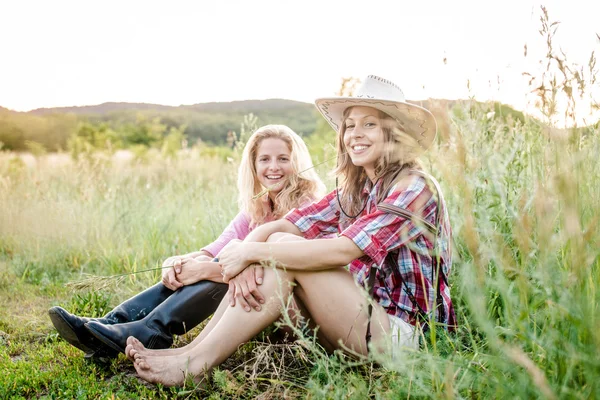 Twee jonge vrouwen plezier op vakantie — Stockfoto
