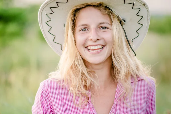 Glückliches Cowgirl — Stockfoto