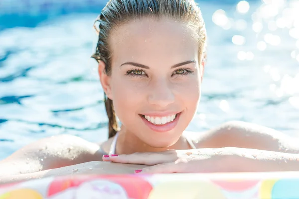 Entspannung im Schwimmbad — Stockfoto