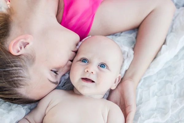 Laughing baby playing with mother — Stock Photo, Image