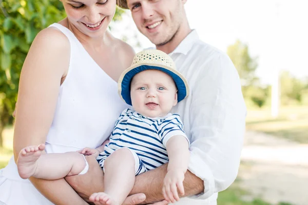 Young Family — Stock Photo, Image