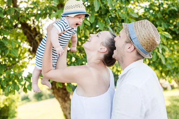 Young Family — Stock Photo, Image