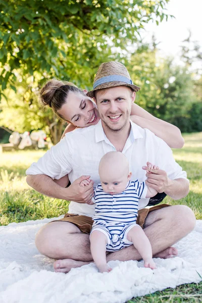 Young Family — Stock Photo, Image