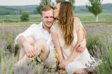 mutlu çift kucaklayan ve gülüyor