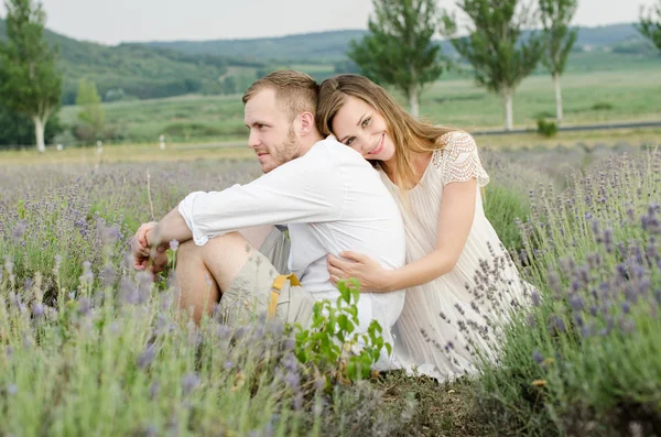 Casal jovem se divertindo, conceito de amor — Fotografia de Stock